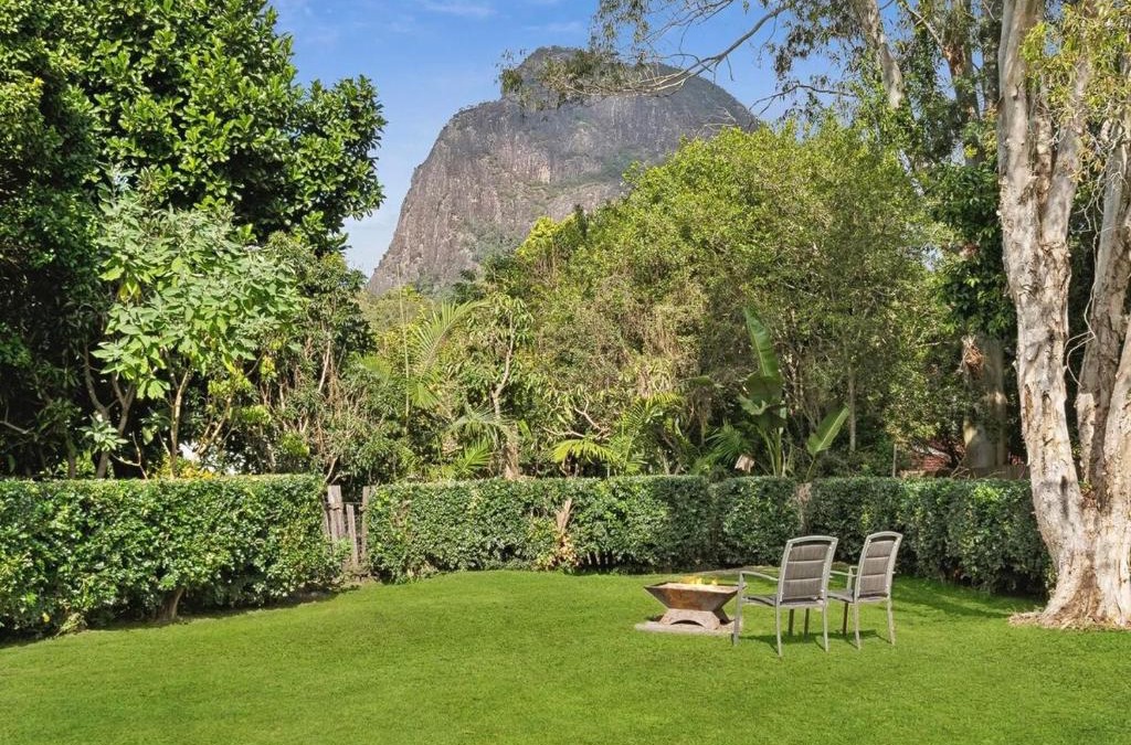 Glass House Mountains Apartment | Mountain Views, Spa Bath, Pet Friendly, Near Zoo!