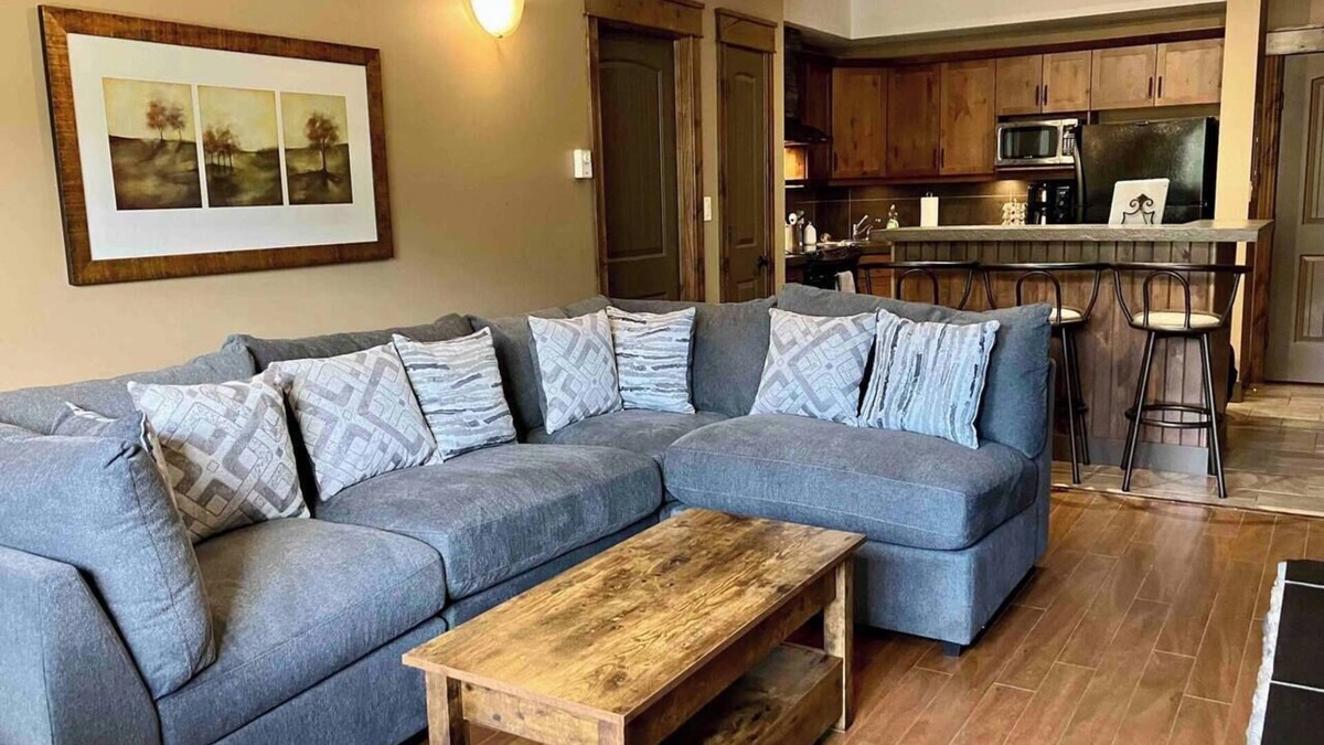 East Kootenay Apartment | Mountain View Retreat