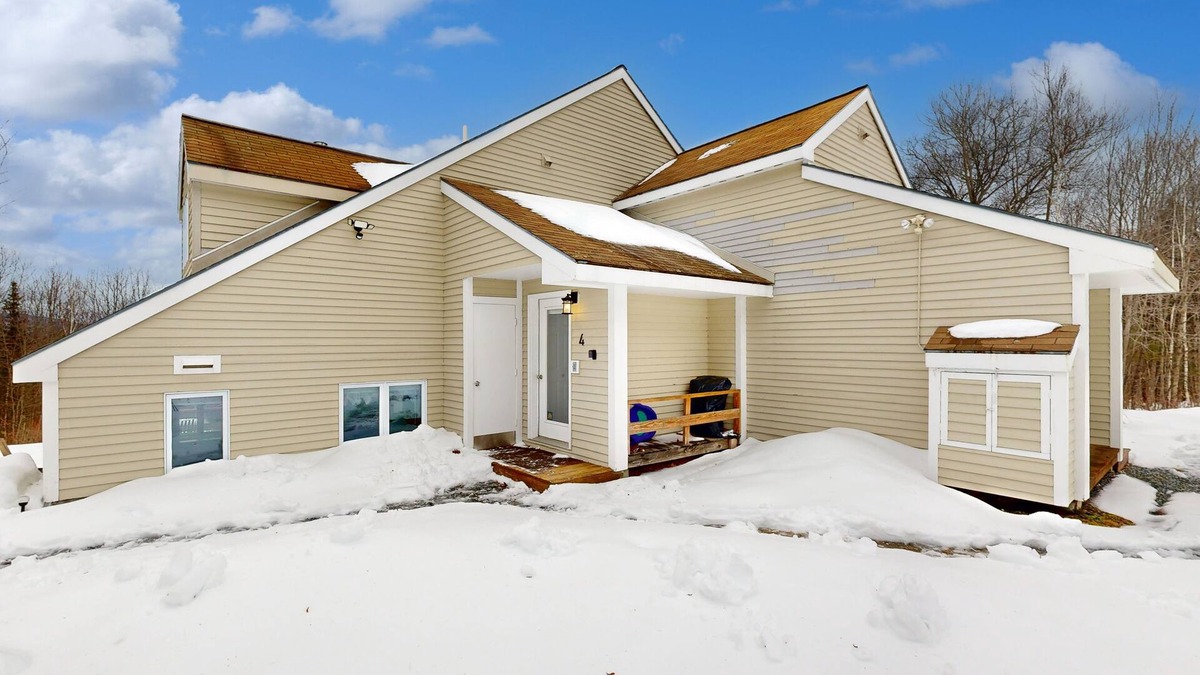 Thornton Condo | Mountain view, 2-story condo with heated pools, hot tubs, gym & game room