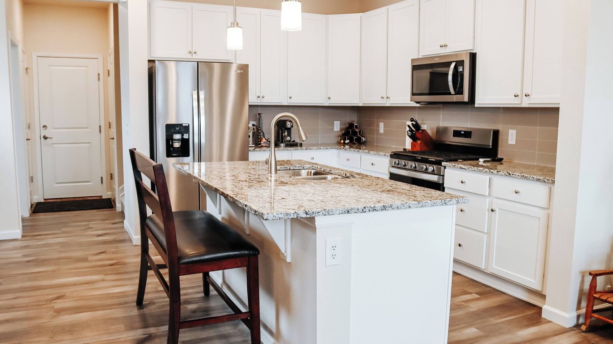 Erie House | Mountain View 3-bedroom townhome with AC and WiFi in Downtown Erie