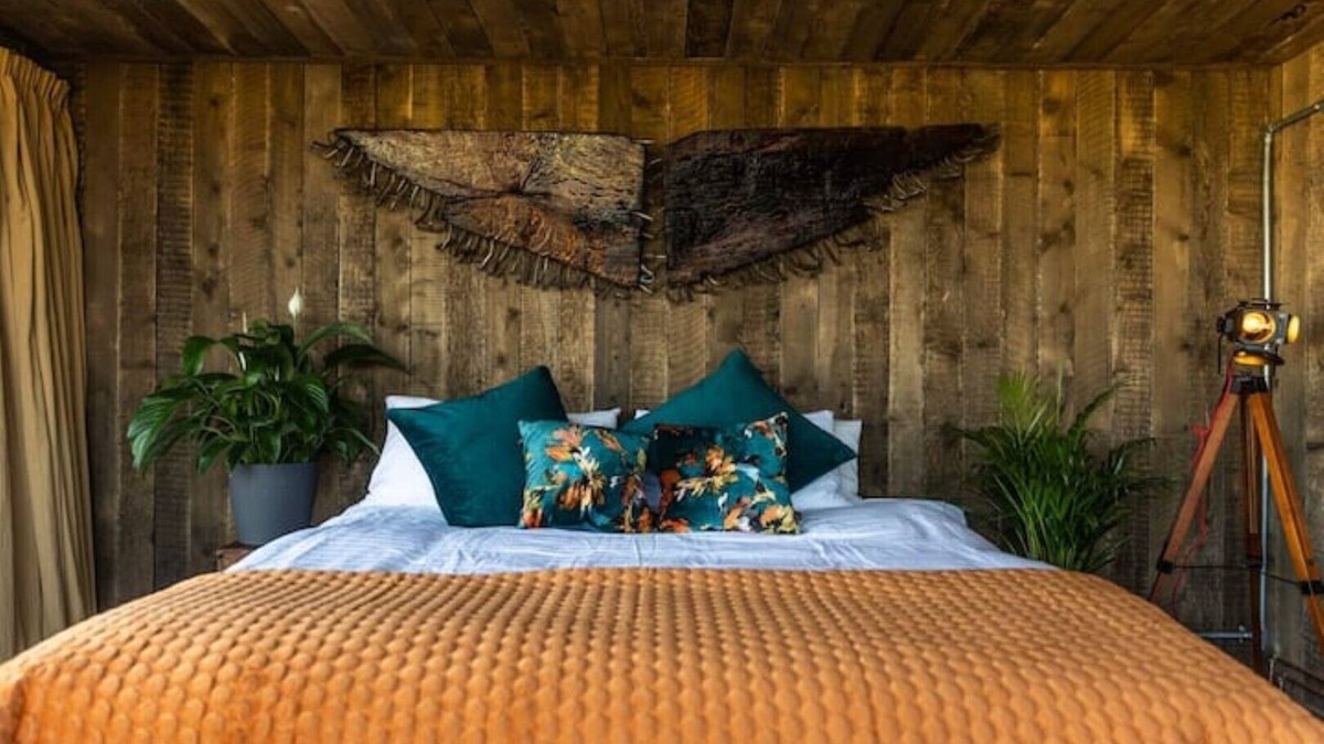 Annalong Cabin | Mountain-View Cabin with Hot Tub