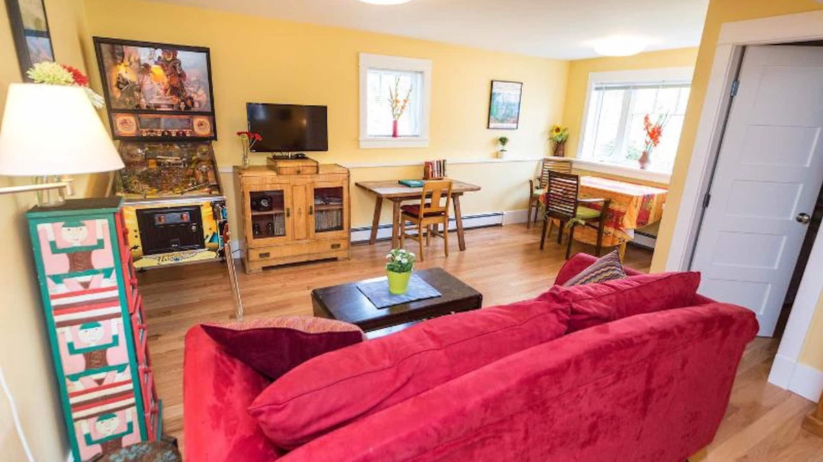 Hastings House | Mountain view; central in lovely area, 1 bedroom + sofa bed (in living area)