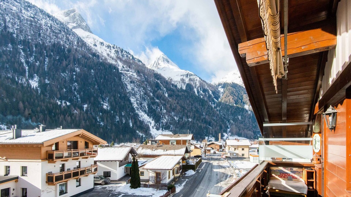 Huben Apartment | Mountain-view chalet in Langenfeld with balcony