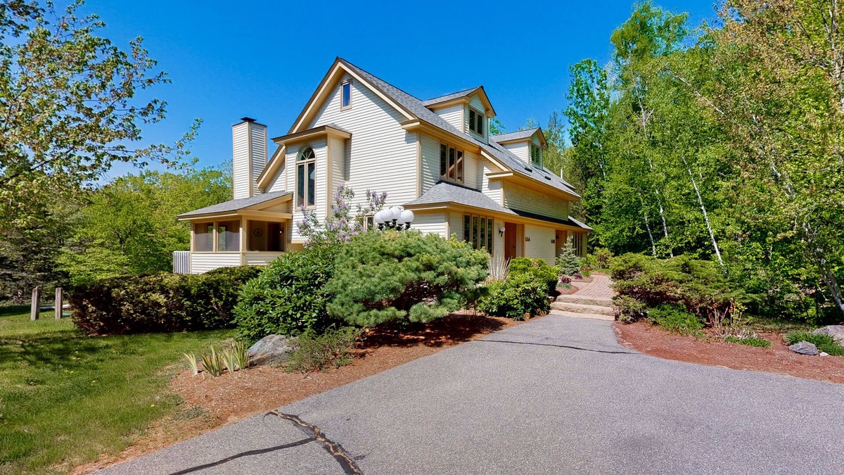 Jackson Condo | Mountain view condo with gas fireplace, balcony, & grill - close to skiing