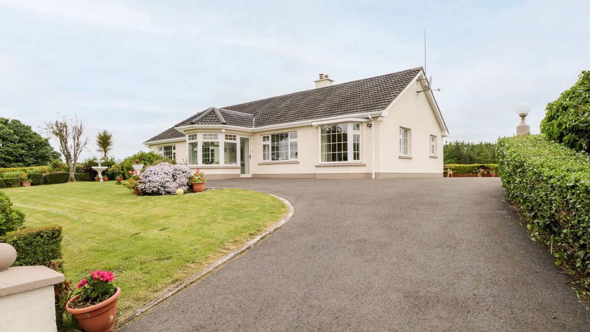 Fivemilebourne House | MOUNTAIN VIEW, family friendly in Cliffoney, County Sligo
