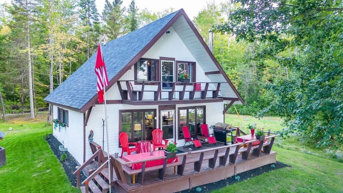 L'Isle-aux-Allumettes Ski Chalet | Mountain View Family Chalet & Beach n