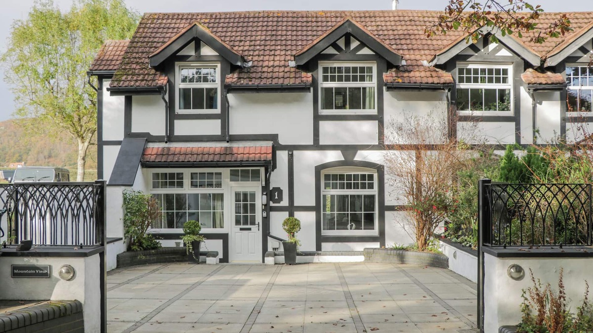 Henryd Cottage | MOUNTAIN VIEW, family friendly, with open fire in Conwy