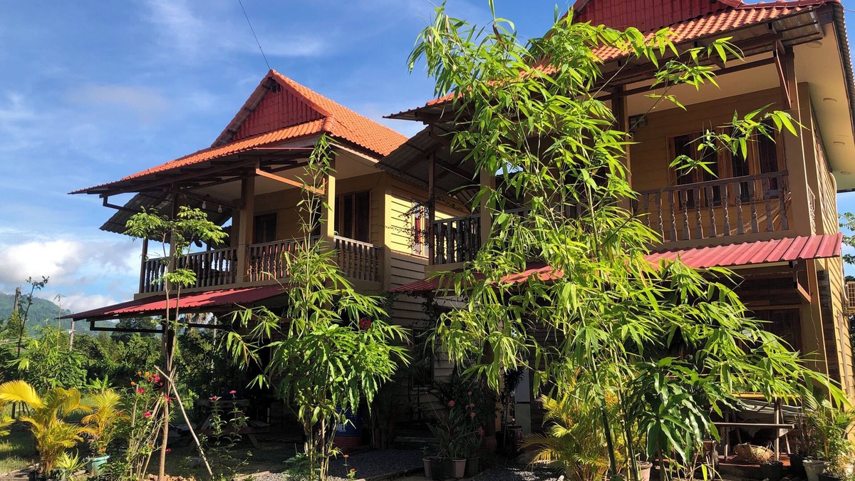 Kampot House | Mountain View House 120sqm 2 separate apartmnts car park spring water fiber WIFI