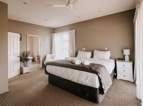 Hokitika House | Mountain View Retreat