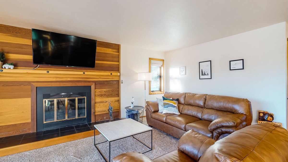 Wildernest Condo | Mountain view ski condo with gas fireplace, pool, & hot tub - washer/dryer access