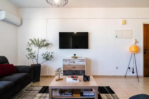 Ayios Dhometios Apartment | Mountain View Suite