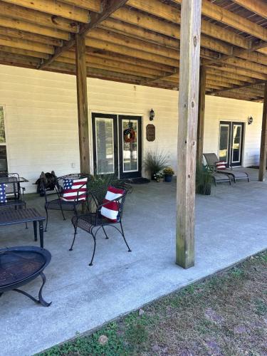 Silver Creek House | Mountain Views 5 Queen Bedrooms WiFi FirePit BBQ