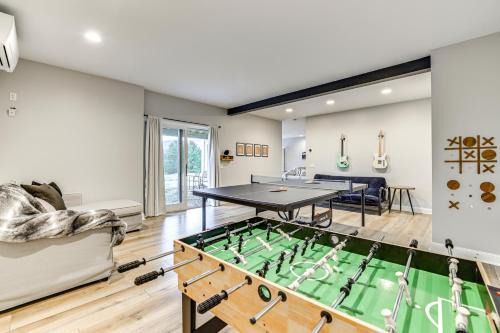 Sandgate Apartment | Mountain Views and Fire Pit Sandgate Getaway