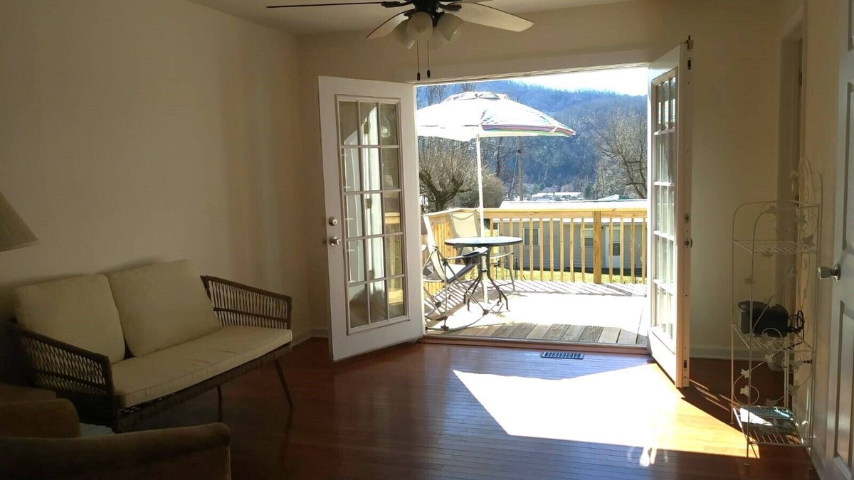 Damascus House | Mountain views! Clean and comfortable, walk to town.