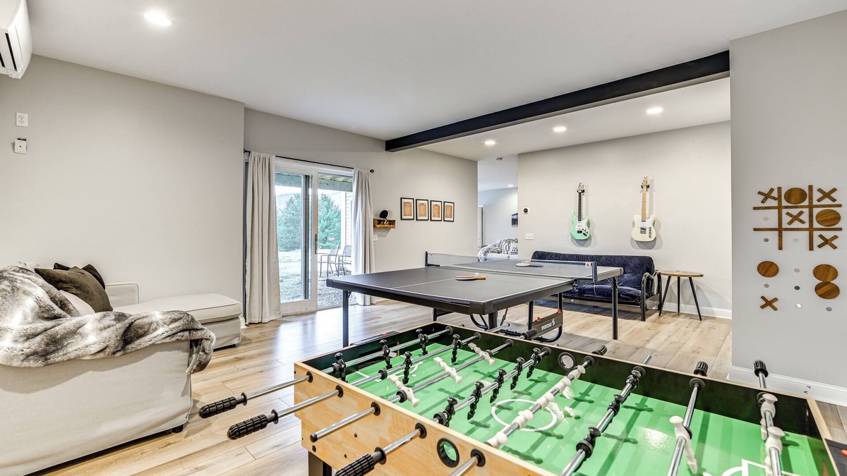 Sandgate Apartment | Mountain Views & Fire Pit: Sandgate Getaway