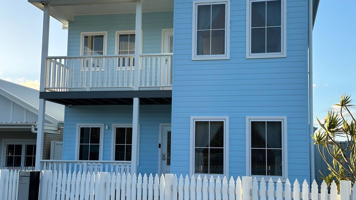 Tullimbar Bed & Breakfast | Mountain Views - Front Verandah - Footpath entrance - No traffic - Ground Floor