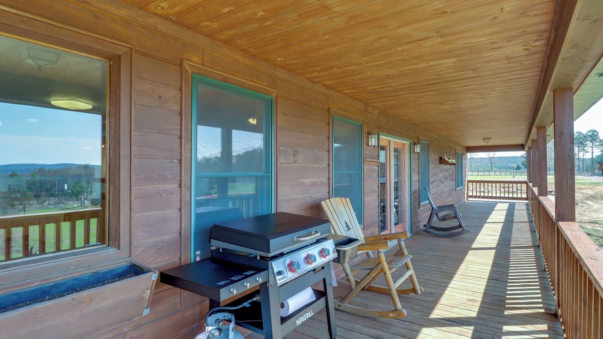 Fairfield Bay Cottage | Mountain Views + Shared Pool: Ozarks Family Home