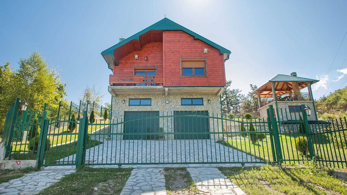 Mojkovac Villa | Mountain Villa Goldilocks with Interior Pool