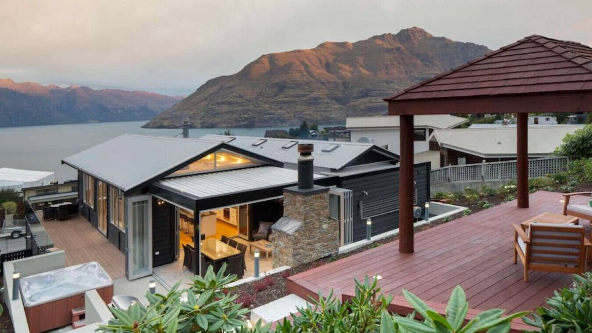 Fernhill House | Mountain Vista | Fantastic 4 Bedroom Property with Spa pool