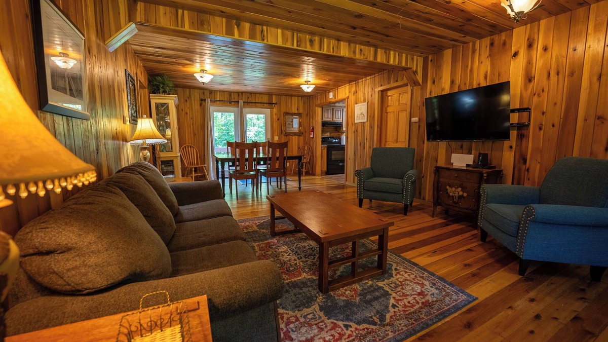 Summerlee Cabin | Mountaineer Cabin 5 - 3 Bdrm with Hot Tub close to New River Gorge National Park