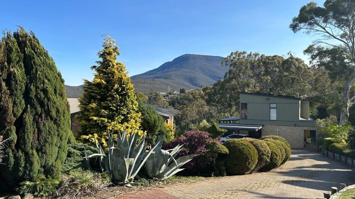 West Moonah House | Mountains and Treetops Retreat - Nature Getaway