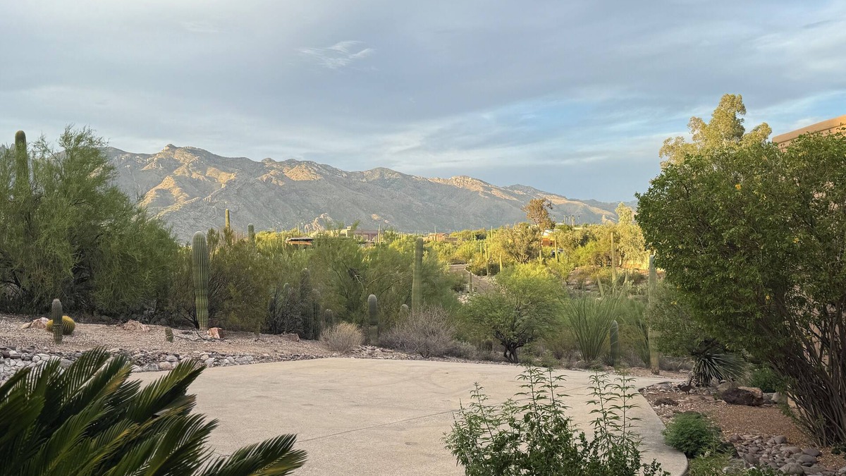 Catalina Foothills Estates Villa | Mountains Everywhere +hot tub +bbq +firepit +games +western movies