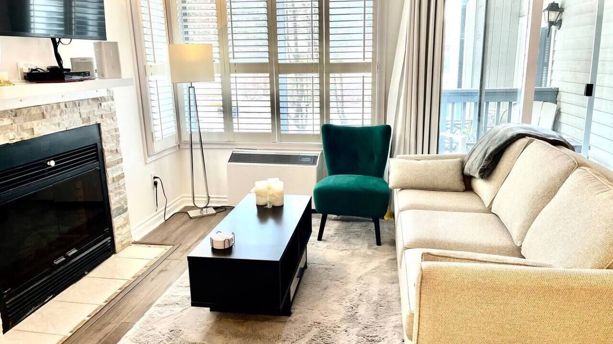 The Blue Mountains Condo | Mountainside Studio Bliss: Steps to Slopes, Renovated, Pool, 2 Hot Tubs, Tennis