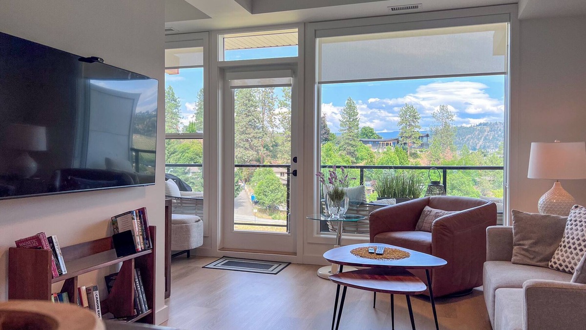 Central Okanagan Condo | Mountainside retreat - gorgeous 1 bedroom apartment 15 min walk downtown Kelowna