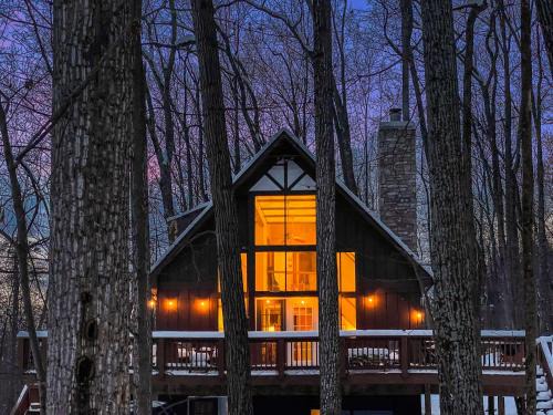 Berkeley Springs Ski Chalet | Mountainside w Fireplace, Fire Pit, Deck, & WiFi