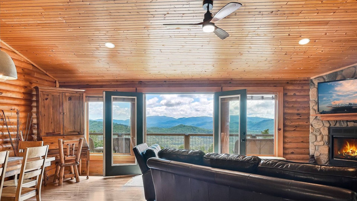 Royal Pines Cabin | Mountaintop Log Cabin-Extraordinary Views! Hot Tub-20 Minutes To Downtown AVL