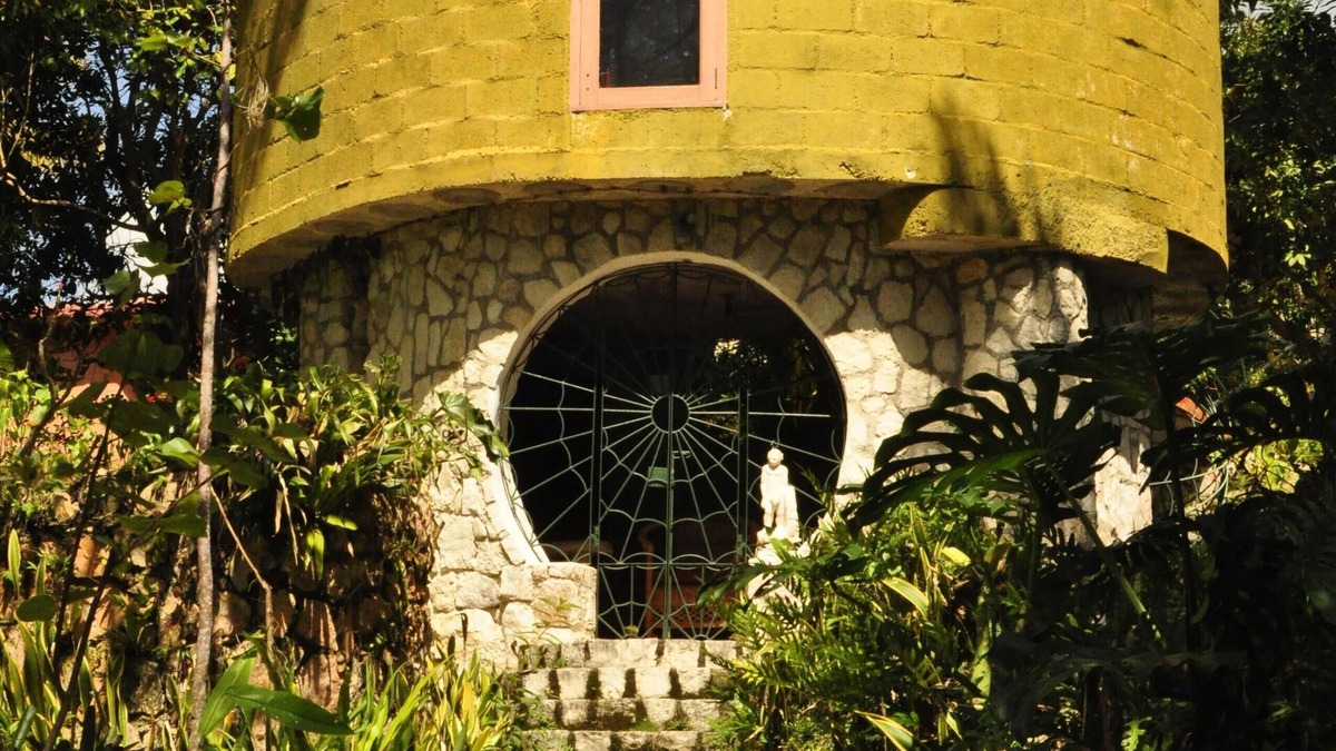 Caledonia Villa | Mountambrin TheaterGallery ~ A Villa & Artist Retreat