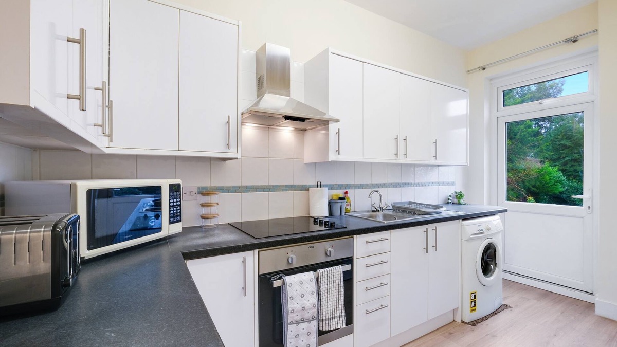 Finchley Church End Apartment | Mountfield Rd 2A - 3 Bedroom and 1 Bathroom Apartment in Mountfield with Parking