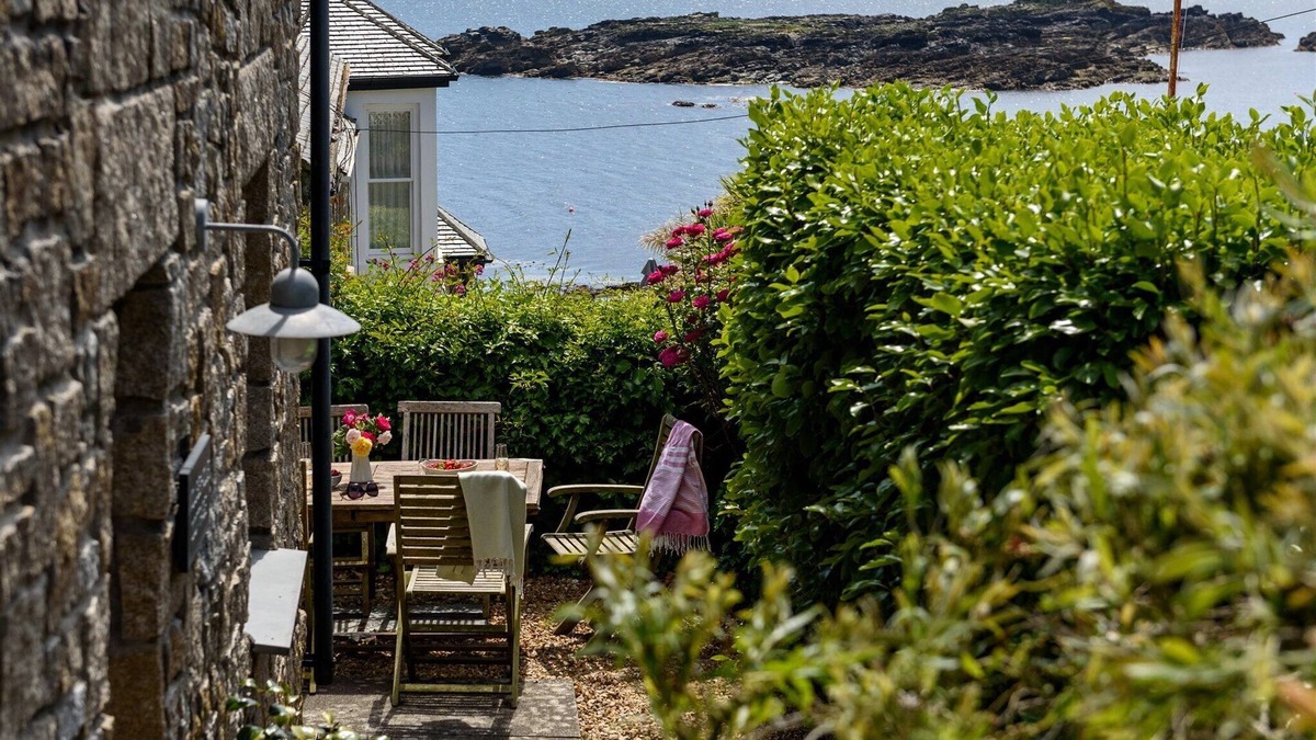 Mousehole Cottage | Mousehole Cottage, stylish with sea views, parking & close to village centre