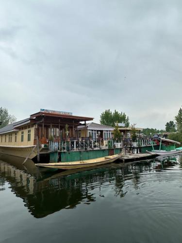Dal Lake Hotel | Movie land group of house boats