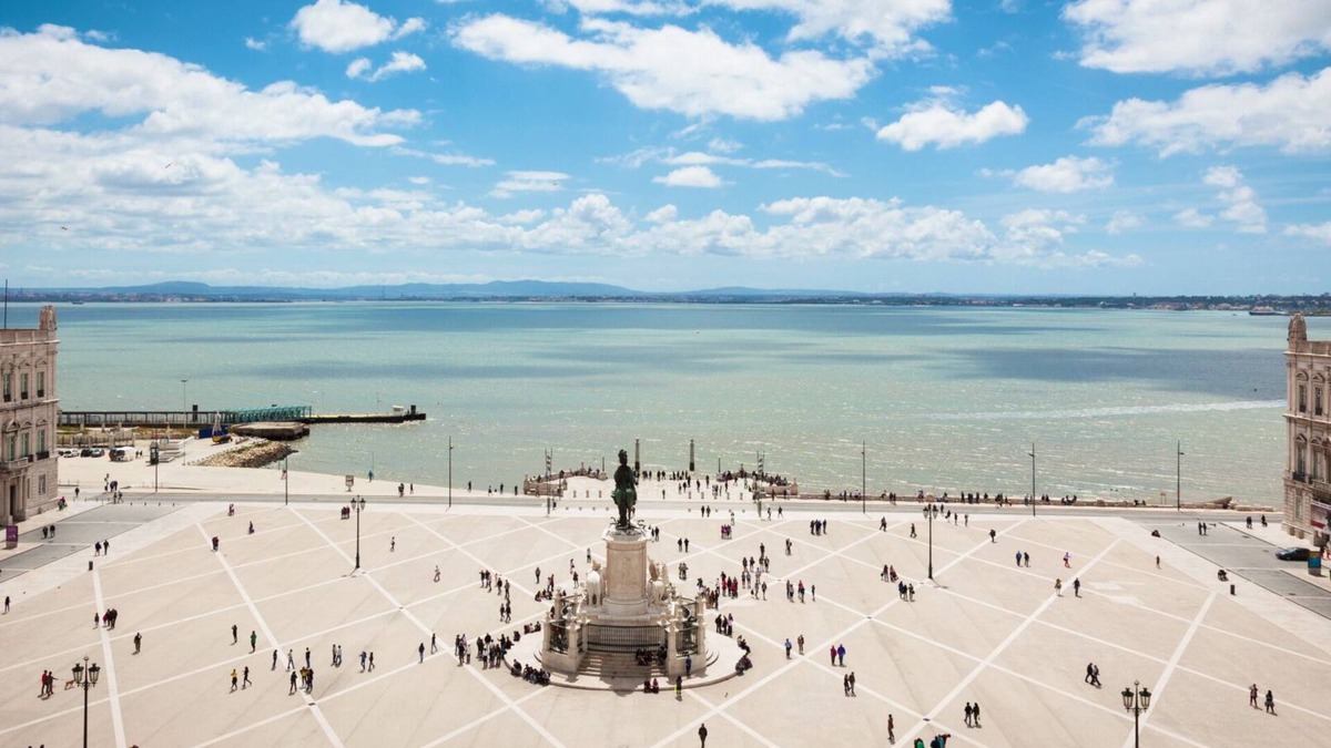 Cacilhas Apartment | Movie Lovers House. Central, quiet and close to Lisbon.
