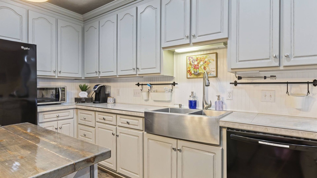 Ramer House | Movie room, pool table, golf course! Convenient!