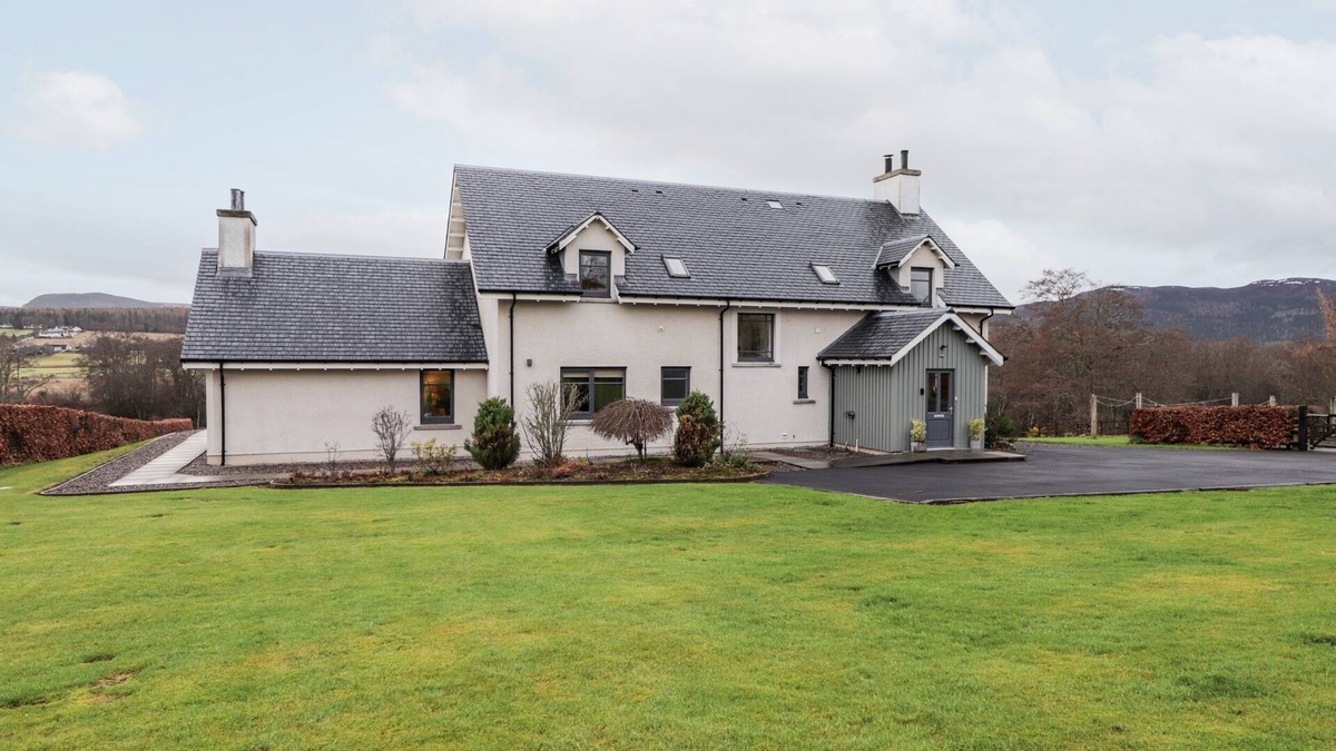 Jamestown Cottage | MOY BRIDGE CROFT, pet friendly, with open fire in Strathpeffer