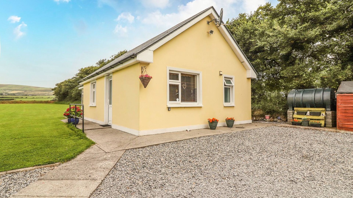 Banna Cottage | MOYBELLA LODGE, romantic, with a garden in Ballybunion, County Kerry