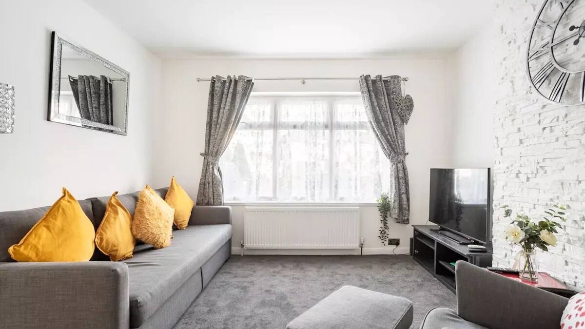 Redbridge Apartment | Moydom- Cosy one bed apartment- 2 mins from Gants Hill Tube station