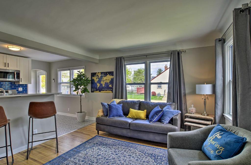 Hiawatha House | Mpls Duplex with WiFi and Kitchen 5 Mi to Dtwn!