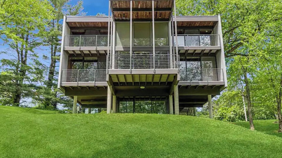 Lincoln House | Mr. Swanky Mid Modern Century/5 Decks/190" 4K Screen