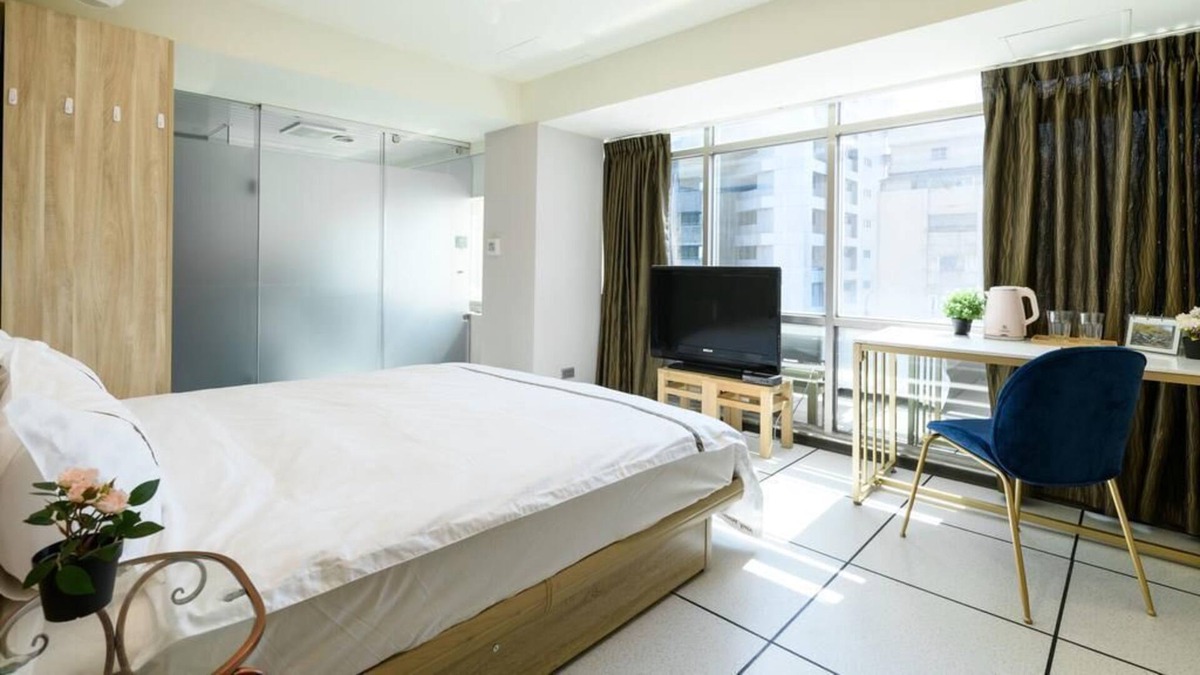 Zhongshan Apartment | 【MRT Premium Room with French Window】Monthly stay