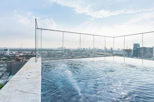 K. Wang Sombun Apartment | MRT Queen 15m One Stop Direct to BTS ASOK Borderless Swimming Pool