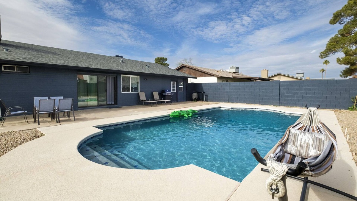 Sands West Neighborhood Apartment | Msg for 5%off King Bed Pool Yard Remodeled Guesthouse Glendalen
