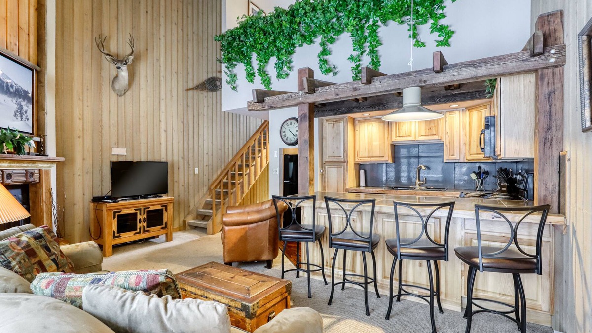 Century West Condo | Mt. Bachelor Village condo with tennis courts and nearby slope access