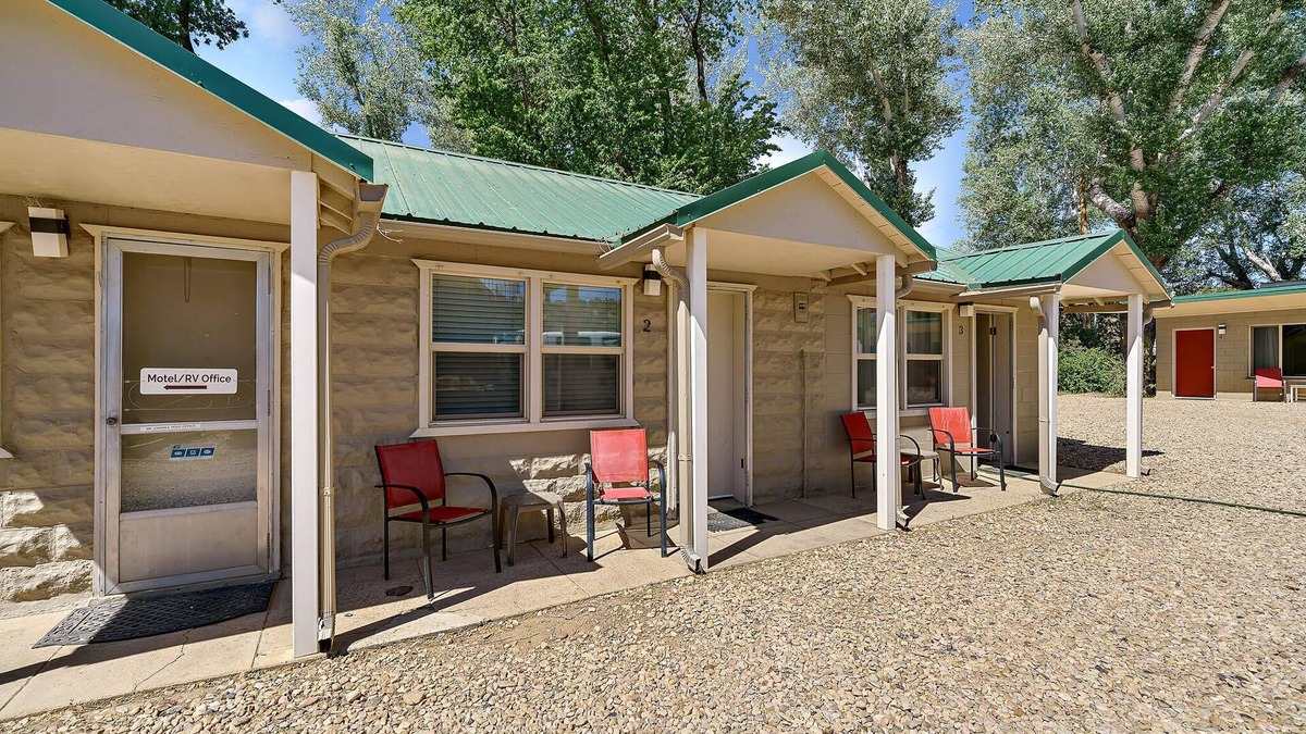 Zion National Park East Entrance Apartment | Mt Carmel Motel Room close to Zion National Park!