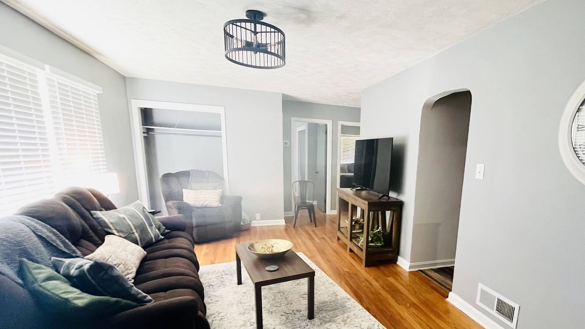 Mount Carmel House | Mt Carmel's Cottage - Adjacent to Wabash Valley College - 3bed/2bath - sleeps 11
