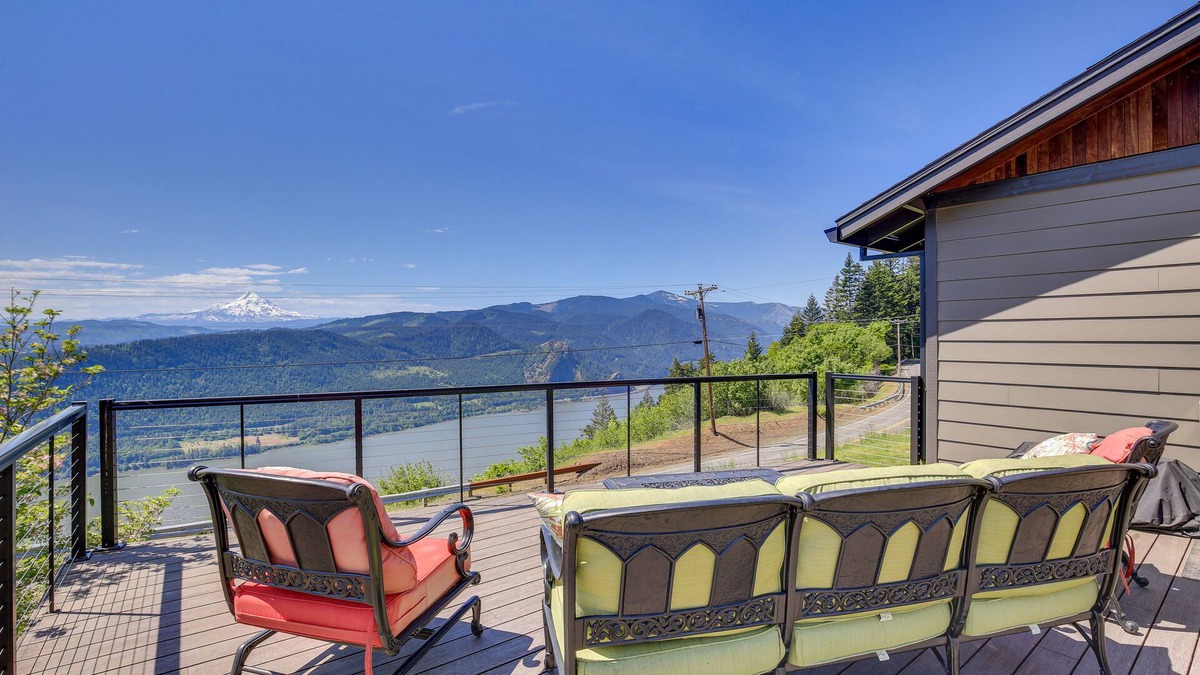 Underwood House | Mt Hood Views: Modern Underwood Home w/Deck!