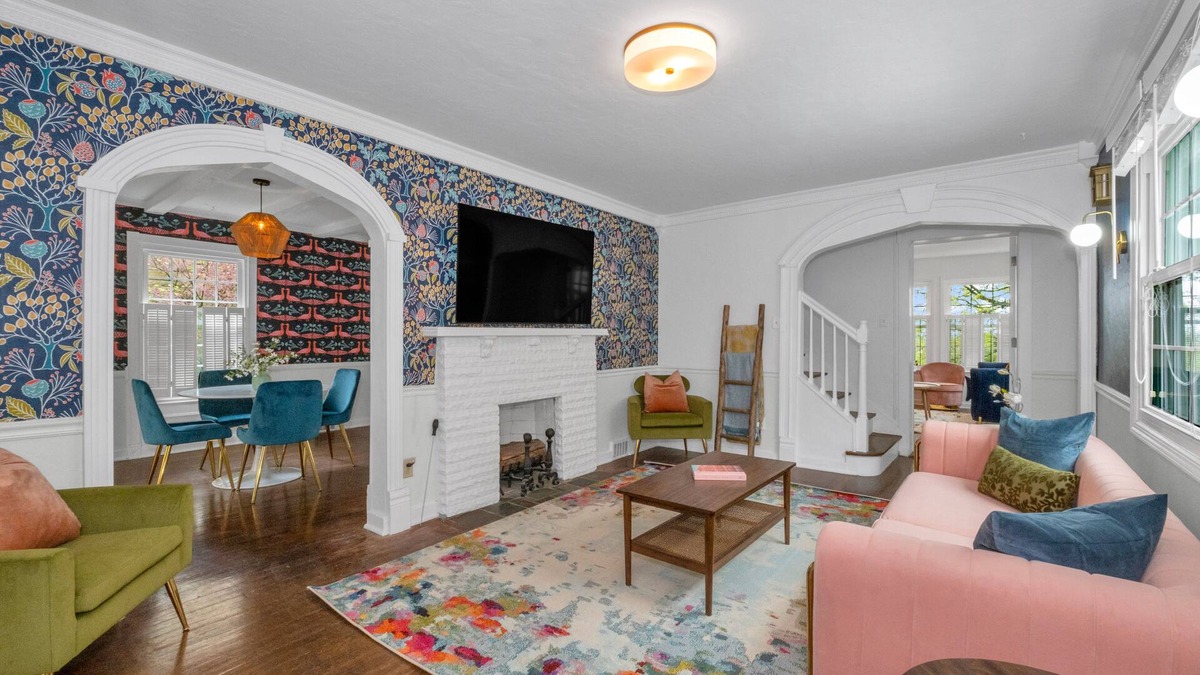 Mount Lebanon House | Mt. Lebanon/Luxury/Parking/King Bed/Sleeps 8