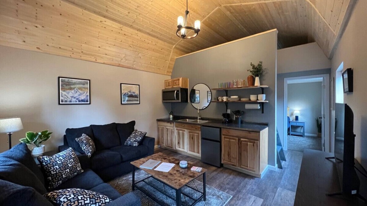 Bear Creek Cabin | Mt. Marathon Cozy cabin 3 of 3 brand new build